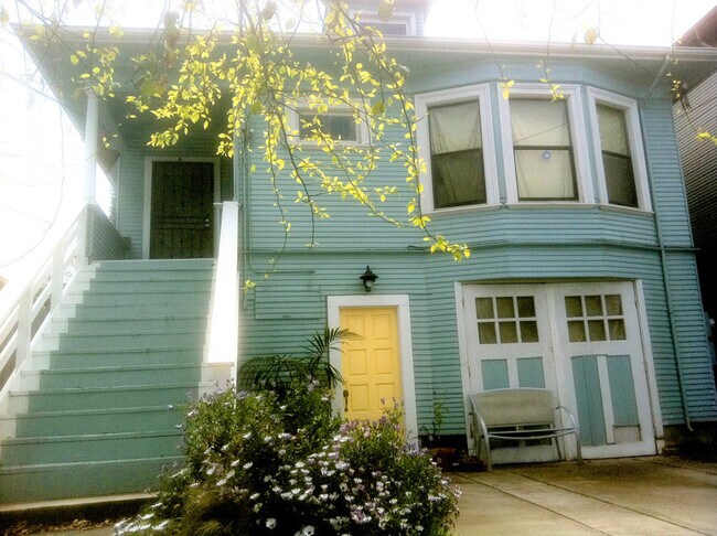 825 57th St, Unit D in Oakland, CA - Building Photo - Building Photo