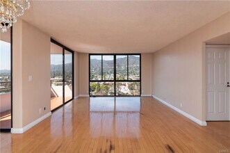 345 Pioneer Dr in Glendale, CA - Foto de edificio - Building Photo