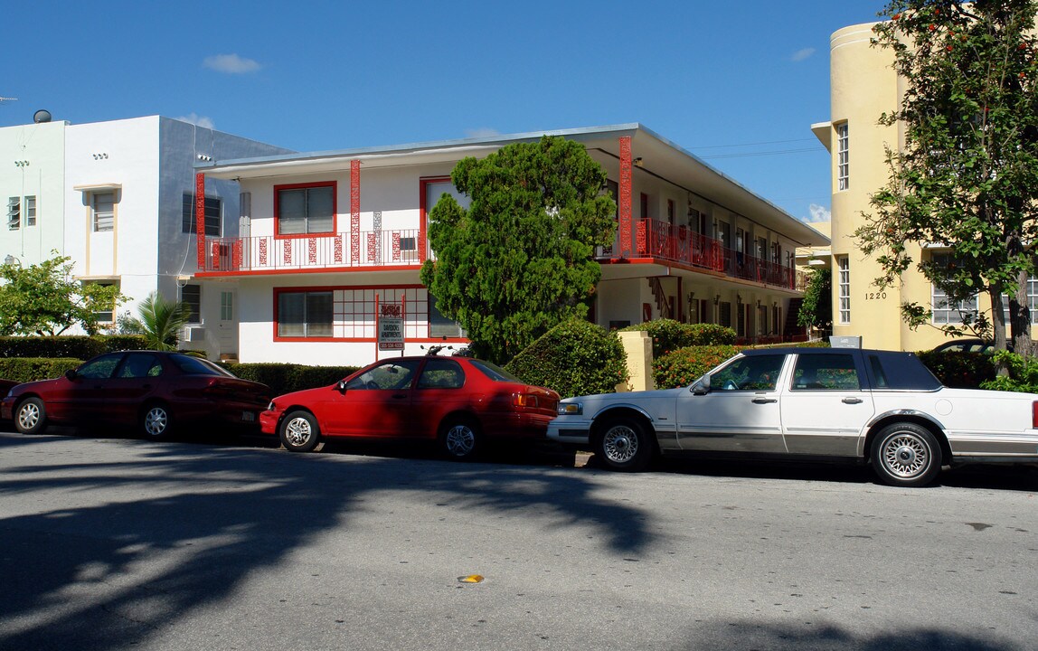 Davedors Apartments in Miami Beach, FL - Building Photo