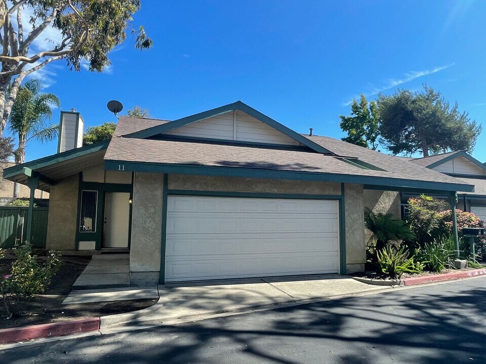 1351 Royal Way in San Luis Obispo, CA - Foto de edificio