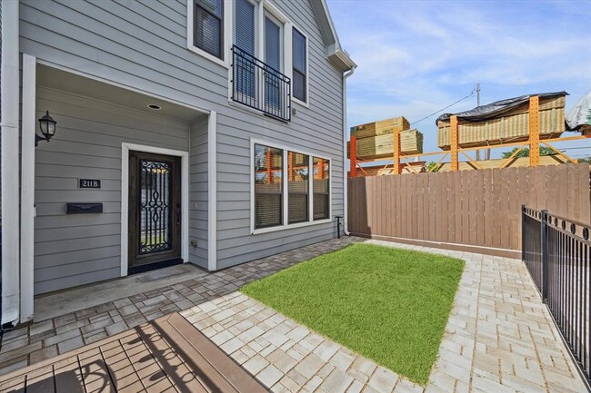 211 W 25th St in Houston, TX - Building Photo - Building Photo