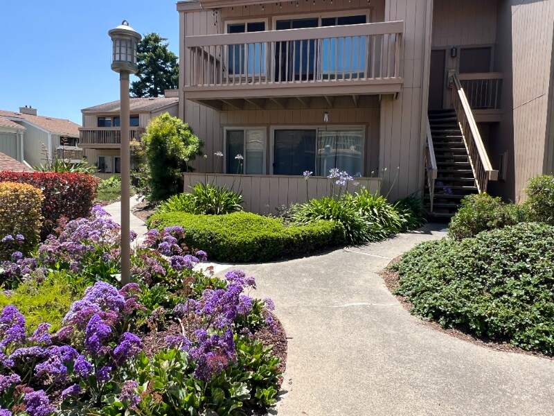 300 Glenwood Cir in Monterey, CA - Building Photo