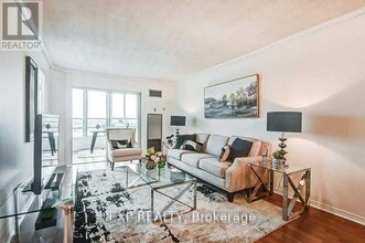 7805-7805 Bayview Ave in Markham, ON - Building Photo - Building Photo