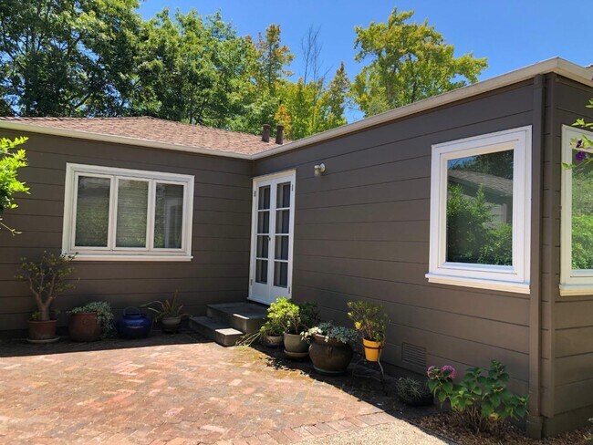 1961 Menalto Ave in Menlo Park, CA - Building Photo - Building Photo