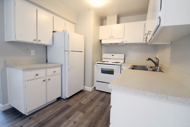 Crestview North Apartments in Carmichael, CA - Building Photo - Building Photo