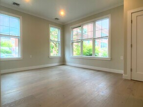 32 Cummins Hwy, Unit 1 in Boston, MA - Building Photo - Building Photo