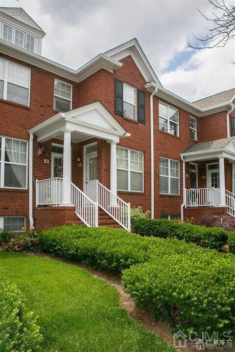 51 Center St in Metuchen, NJ - Building Photo
