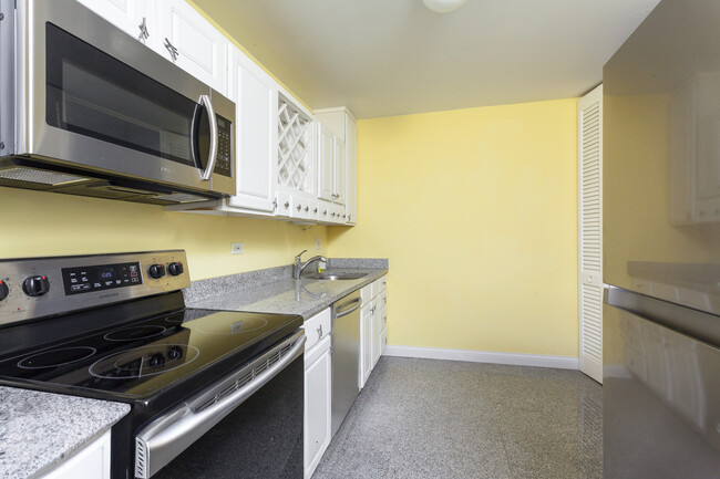 5455 N Sheridan Rd, Unit 3310 in Chicago, IL - Building Photo - Building Photo