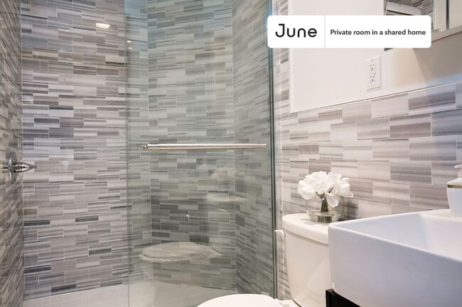 Private bedroom in 4 bed/3 bath Home in New York, NY - Building Photo - Building Photo