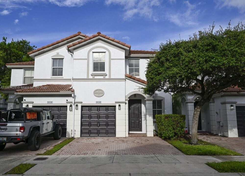 8134 NW 107th Path in Miami, FL - Building Photo