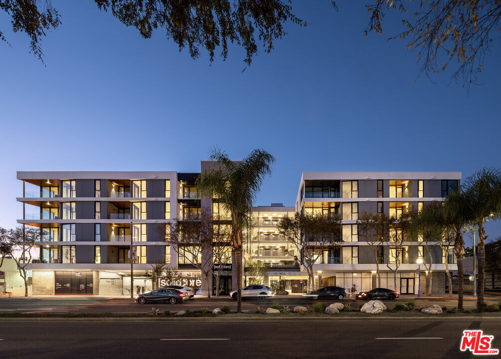 9001 Santa Monica Blvd in West Hollywood, CA - Building Photo