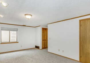 142 E. Wood in Clearwater, KS - Foto de edificio - Building Photo