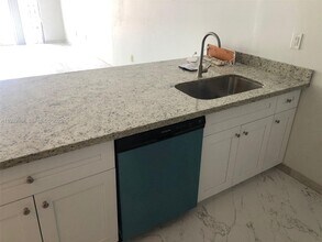 555 NE 123rd St in North Miami, FL - Foto de edificio - Building Photo