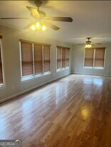 557 Crestridge Ct in Stone Mountain, GA - Building Photo