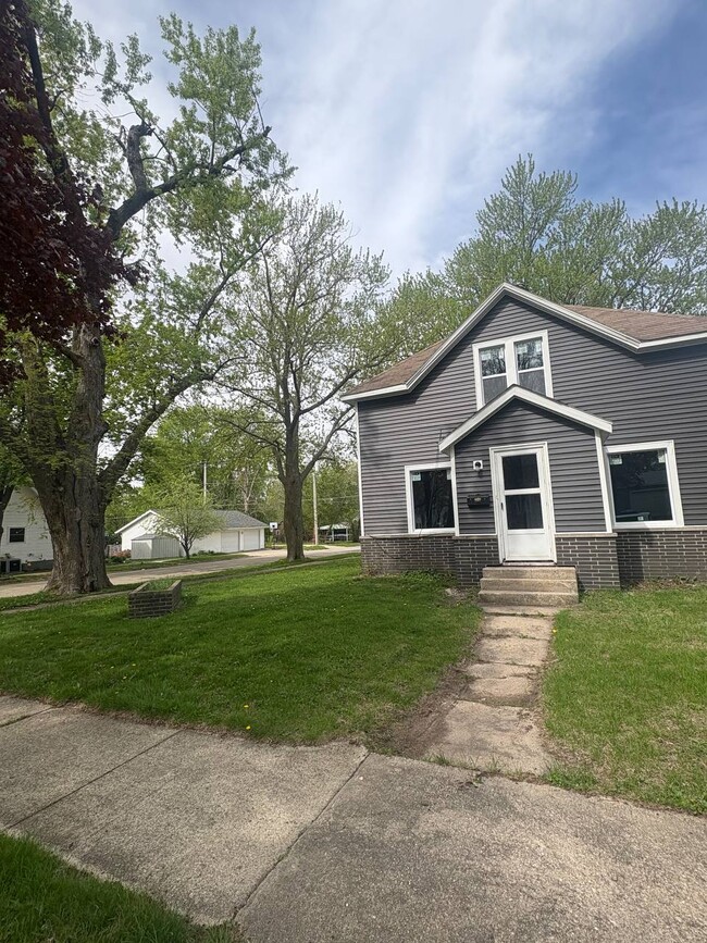 302 3rd Ave NW in Oelwein, IA - Building Photo - Building Photo