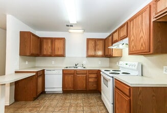 606 N Englewood Ave in Lubbock, TX - Foto de edificio - Building Photo