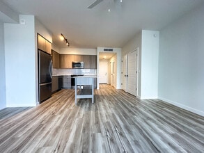 567 SW 3rd St, Unit S2 in Miami, FL - Building Photo - Building Photo