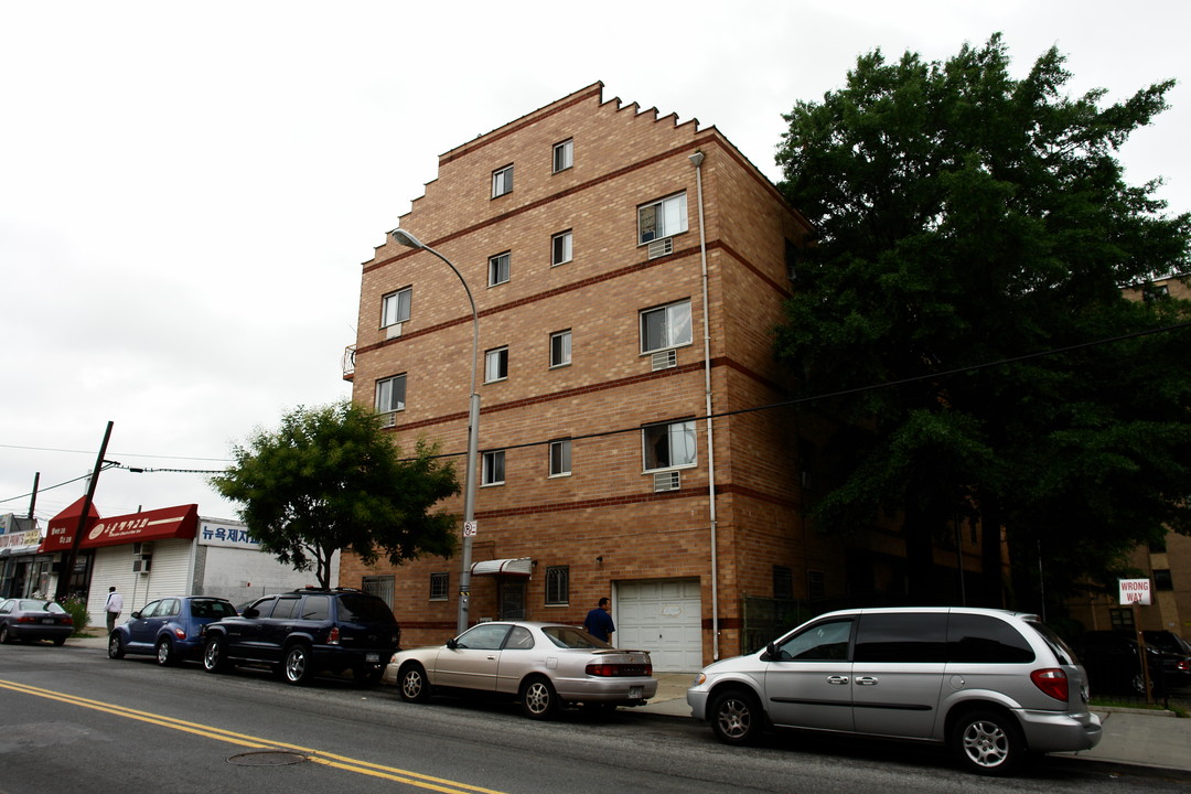 13607 35th Ave in Flushing, NY - Building Photo