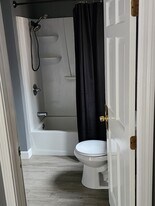 985 Mammoth Rd, Unit A in Pelham, NH - Building Photo