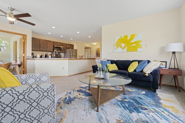 Saddle Brook Apartments in Pewaukee, WI - Foto de edificio - Building Photo