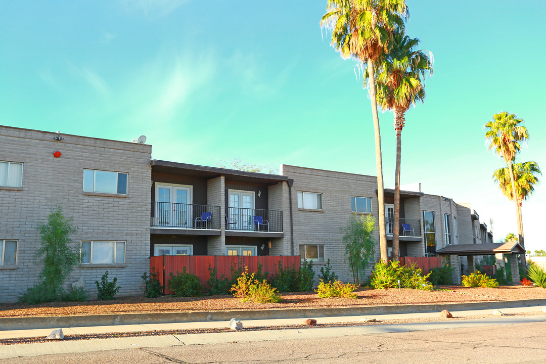 Desert Atrium Apartments in Tucson, AZ - Building Photo