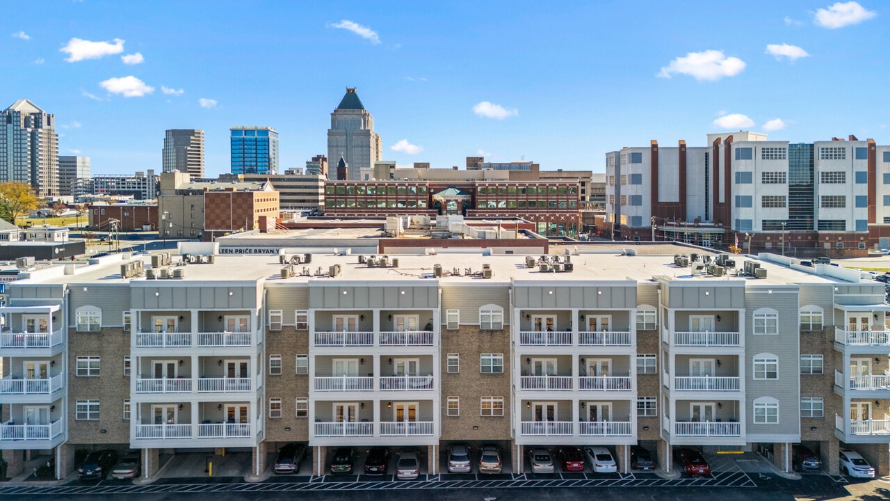 605 W Market St in Greensboro, NC - Building Photo