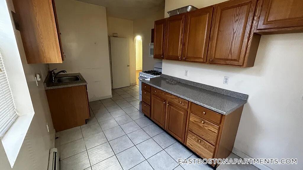 108 Orleans St in Boston, MA - Building Photo