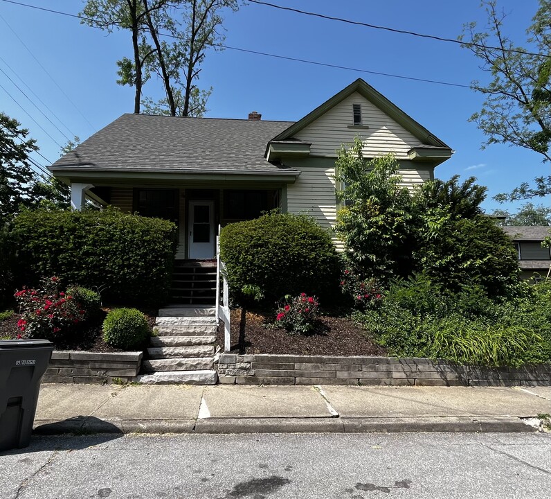 215 E 9th St in Bloomington, IN - Building Photo