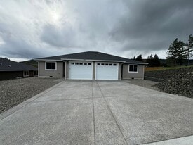 240 Crystal Springs Ln in Roseburg, OR - Building Photo