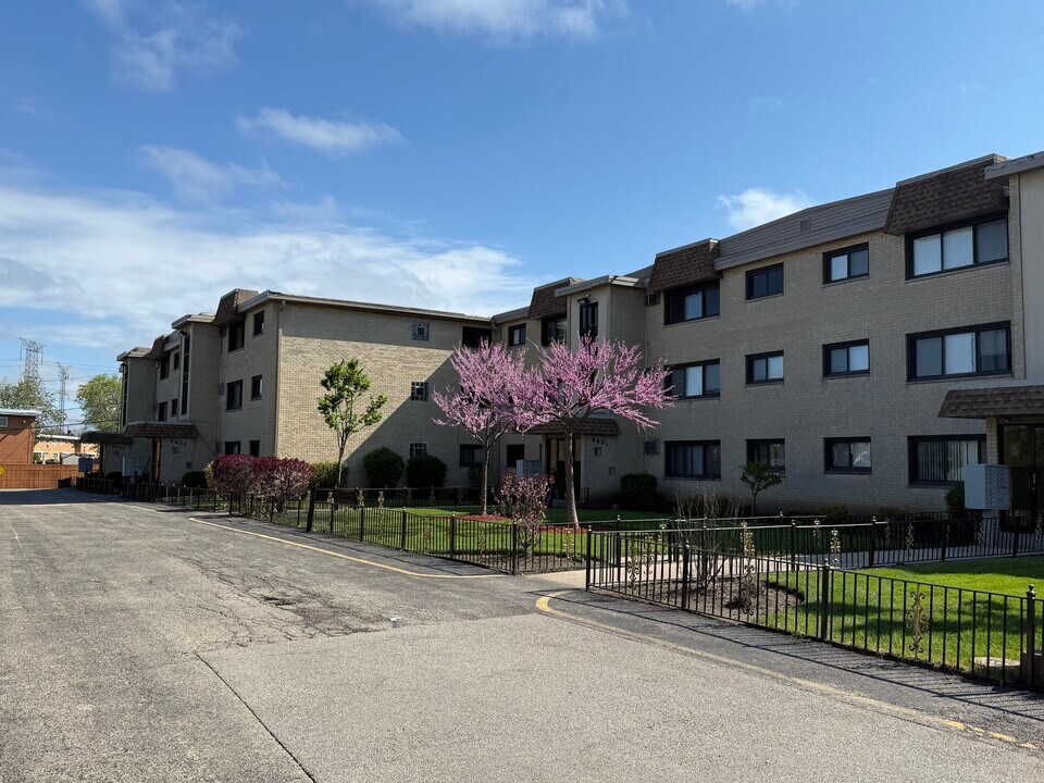 9635 Brandy Ct, Unit 6 in Des Plaines, IL - Foto de edificio