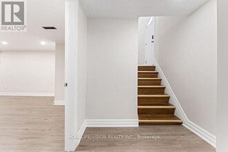 162 Queen St in Newmarket, ON - Building Photo - Building Photo