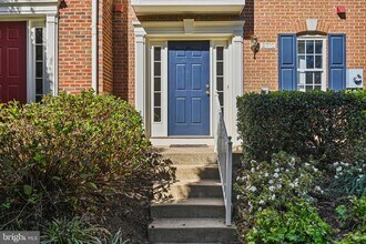 2710 Manhattan Pl in Vienna, VA - Building Photo - Building Photo