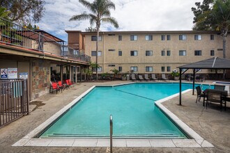 Harbor Verde Apartments in Wilmington, CA - Foto de edificio - Building Photo