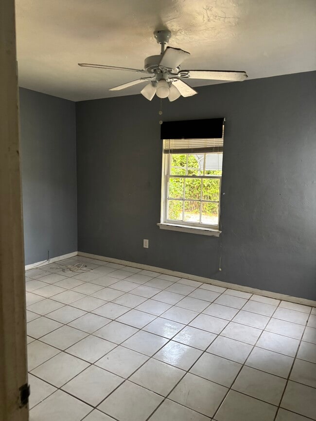 1007 NE 112th St in Biscayne Park, FL - Foto de edificio - Building Photo