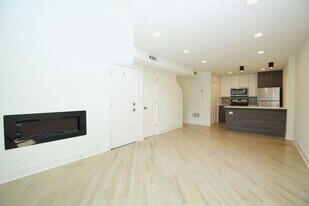 1022 W Grace St, Unit J04P in Chicago, IL - Building Photo
