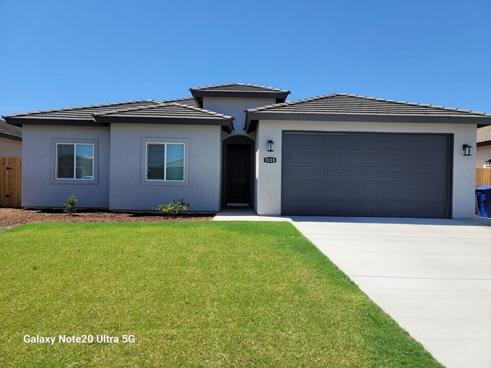 5118 Hawkwatch Ln in Bakersfield, CA - Building Photo