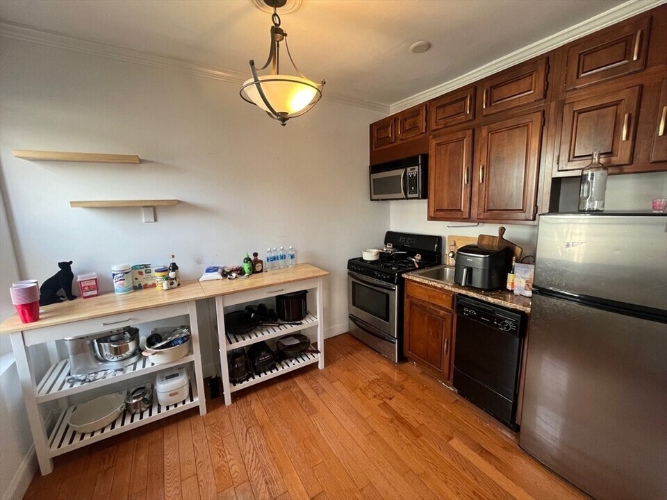 59 Phillips St, Unit 7 in Boston, MA - Building Photo