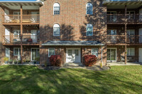 Estates One Condominiums in Broadview Heights, OH - Foto de edificio - Building Photo