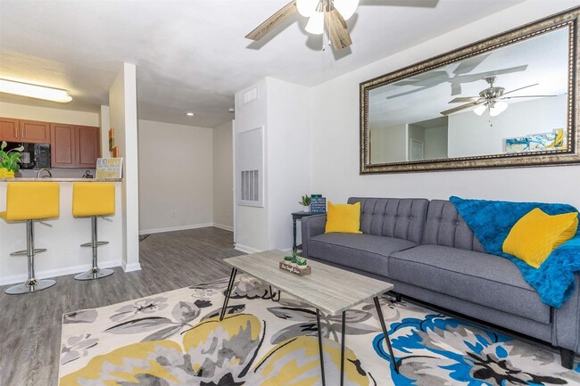 5555 Holly View Dr, Unit 1901 in Houston, TX - Building Photo - Building Photo