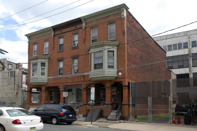 1342 W Westmoreland St in Philadelphia, PA - Building Photo - Building Photo