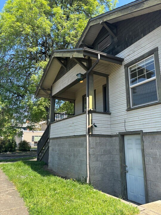 1115 SE Roberts Ave in Roseburg, OR - Foto de edificio