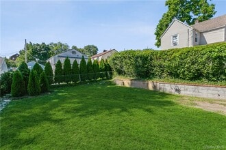 156 Bellevue Pl in Yonkers, NY - Building Photo - Building Photo