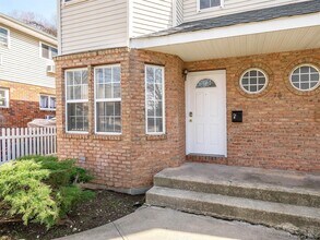 78 B Ashwood Rd in Port Washington, NY - Building Photo - Building Photo