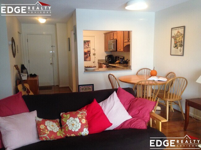 804 Centre St in Boston, MA - Building Photo - Building Photo