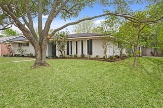 8302 Braeburn Valley Dr in Houston, TX - Building Photo - Building Photo