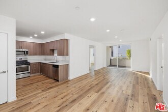 5229 Willowcrest Ave in Los Angeles, CA - Building Photo - Building Photo