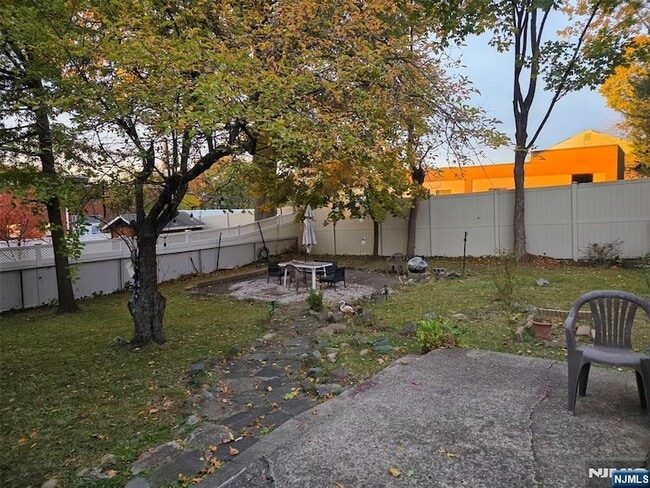 27 West End Ave in Bogota, NJ - Foto de edificio - Building Photo