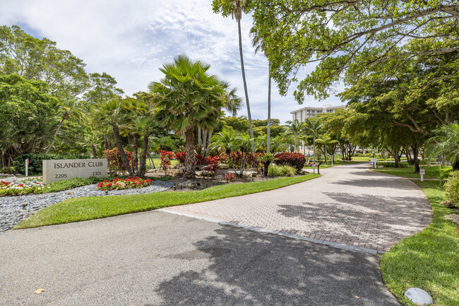 ISLANDER CLUB OF LONGBOAT in Longboat Key, FL - Building Photo - Building Photo