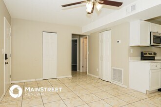 2225 W Dana Dr in Deltona, FL - Foto de edificio - Building Photo