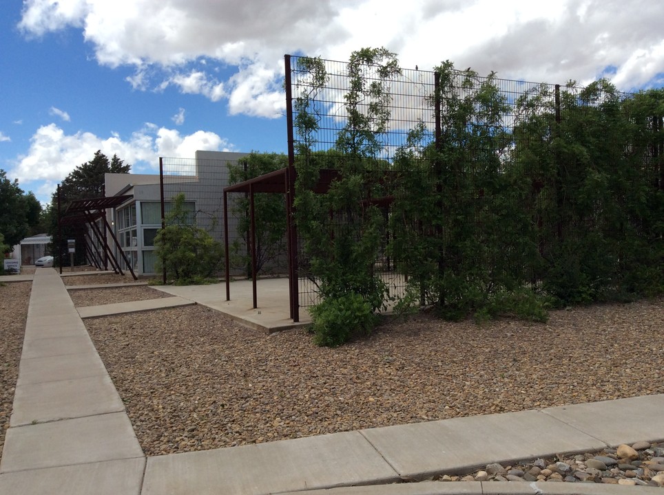 Lo Lomas Apartments in Clovis, NM - Building Photo